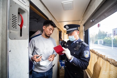 二連浩特口岸年進出境人數首次突破100萬大關